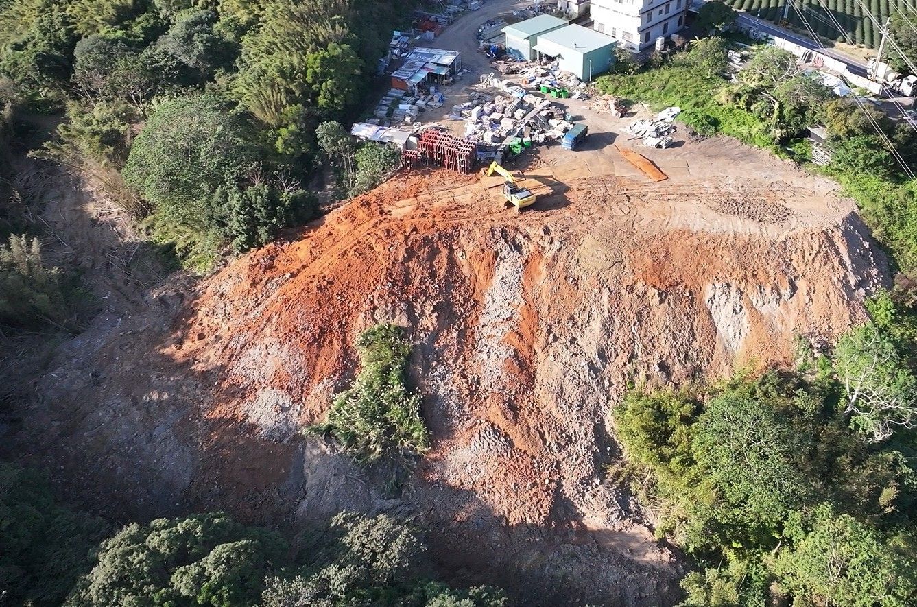 徐姓被告等31人及6間公司涉嫌在桃園市龍潭、桃園大園區等3處山坡地及農地違法傾倒大量廢棄物及污泥。圖:檢方提供