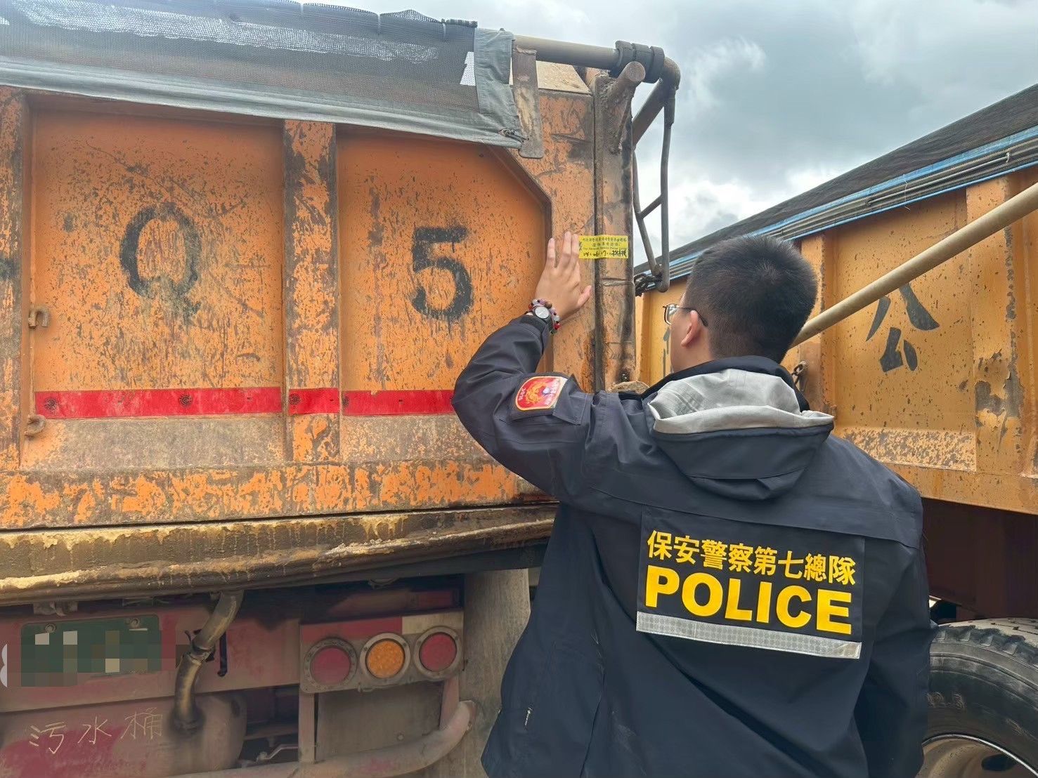 桃園地檢署聲請沒收已查扣之犯罪工具曳引車14台。圖:檢方提供