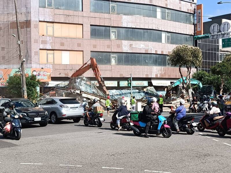 以往桃園市政府都是編列預算拆除違建,未來將向違建業者收取費用(市府提供)