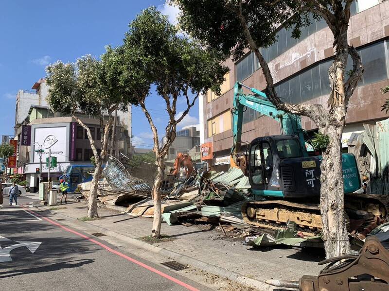 以往桃園市政府都是編列預算拆除違建,未來將向違建業者收取費用(市府提供)